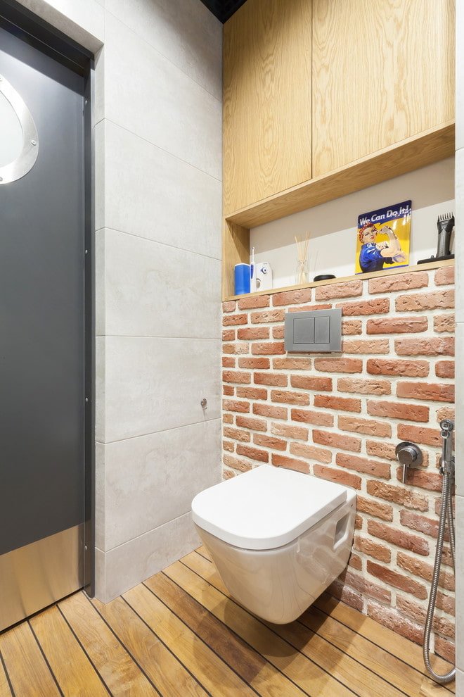 Nische hinter der Toilette im Badezimmerinnenraum