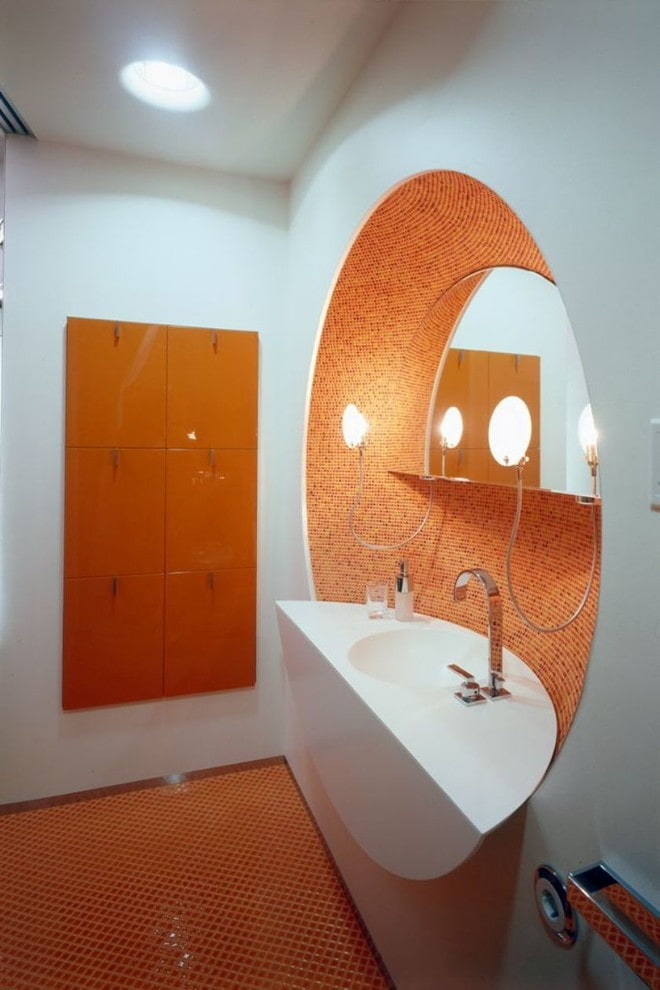 Gemusterte Nische im Badezimmer