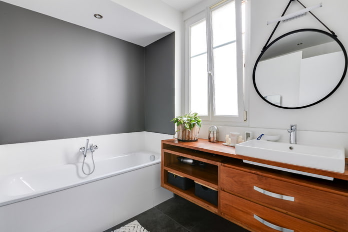 Nische mit Badewanne im Badezimmer