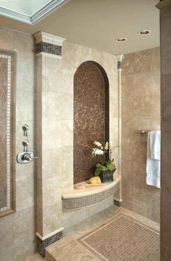 Gemusterte Nische im Badezimmer