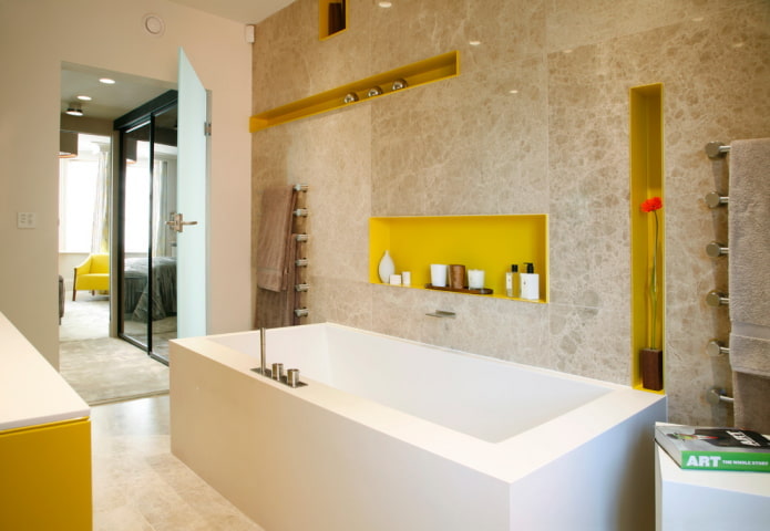 Nische über der Badewanne im Innenraum