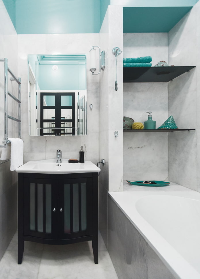 Nische mit Kunststoffregalen im Badezimmer