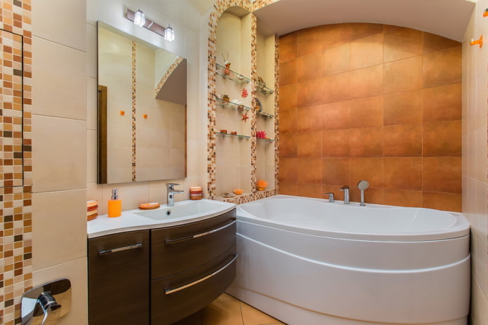 Nische mit Glasregalen im Badezimmer