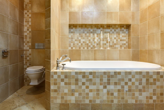 Nische aus Mosaiken im Badezimmer