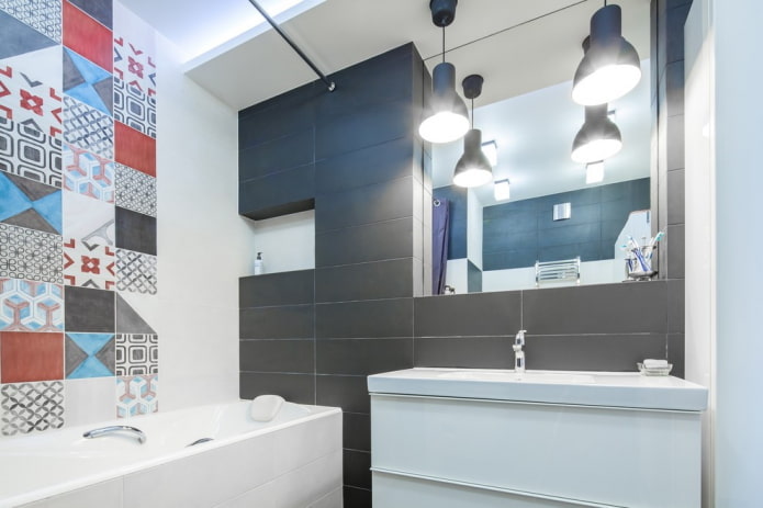 Nische mit Spiegel im Badezimmer