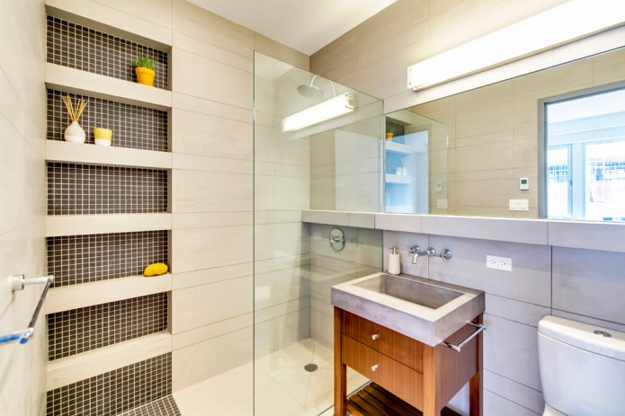 Nischen aus Mosaiken im Badezimmer