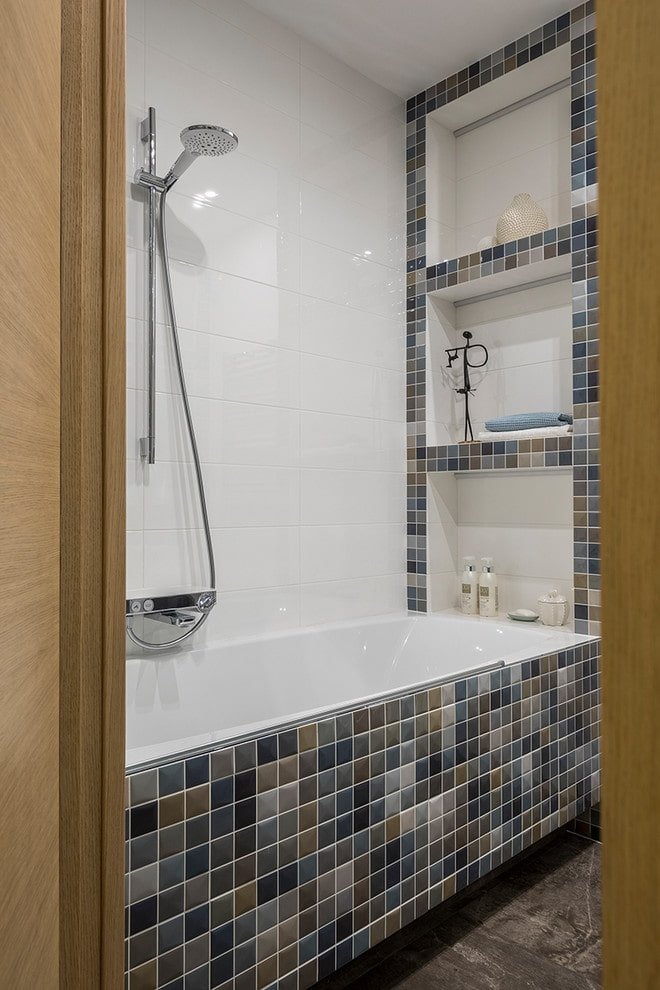 Nischen über der Badewanne im Innenraum