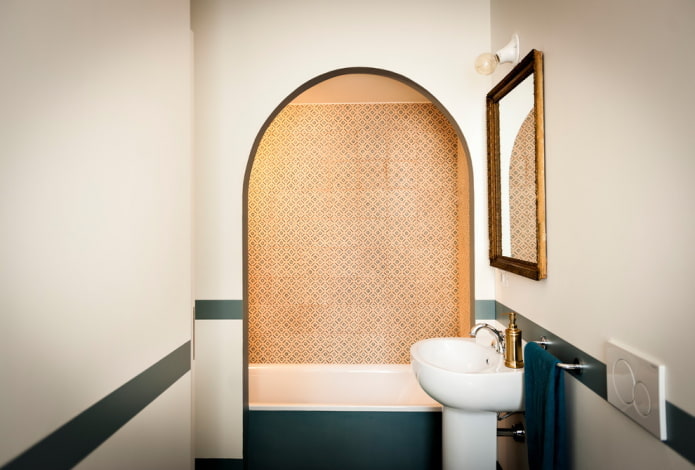 gemusterte Nische im Badezimmer