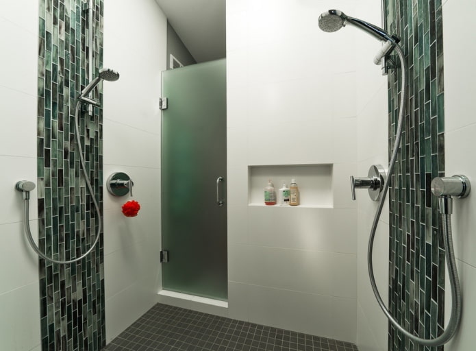 Nische für Shampoos im Badezimmer