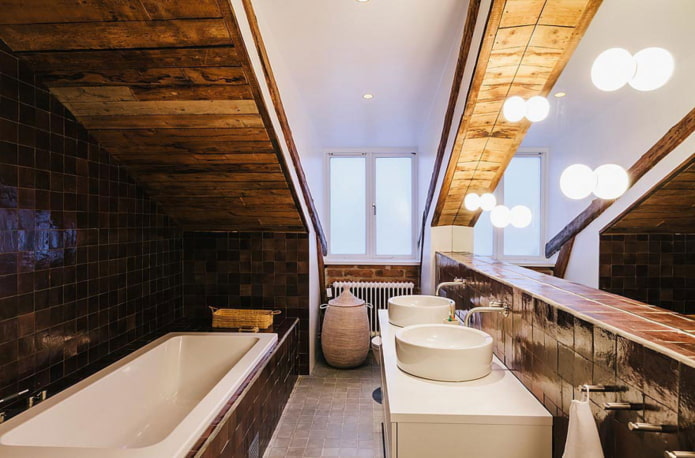 Nische mit Spiegel im Badezimmer
