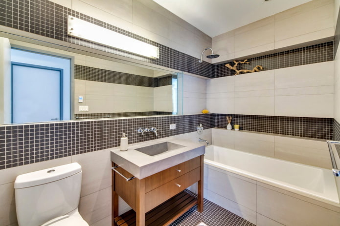 Nischen aus Mosaiken im Badezimmer