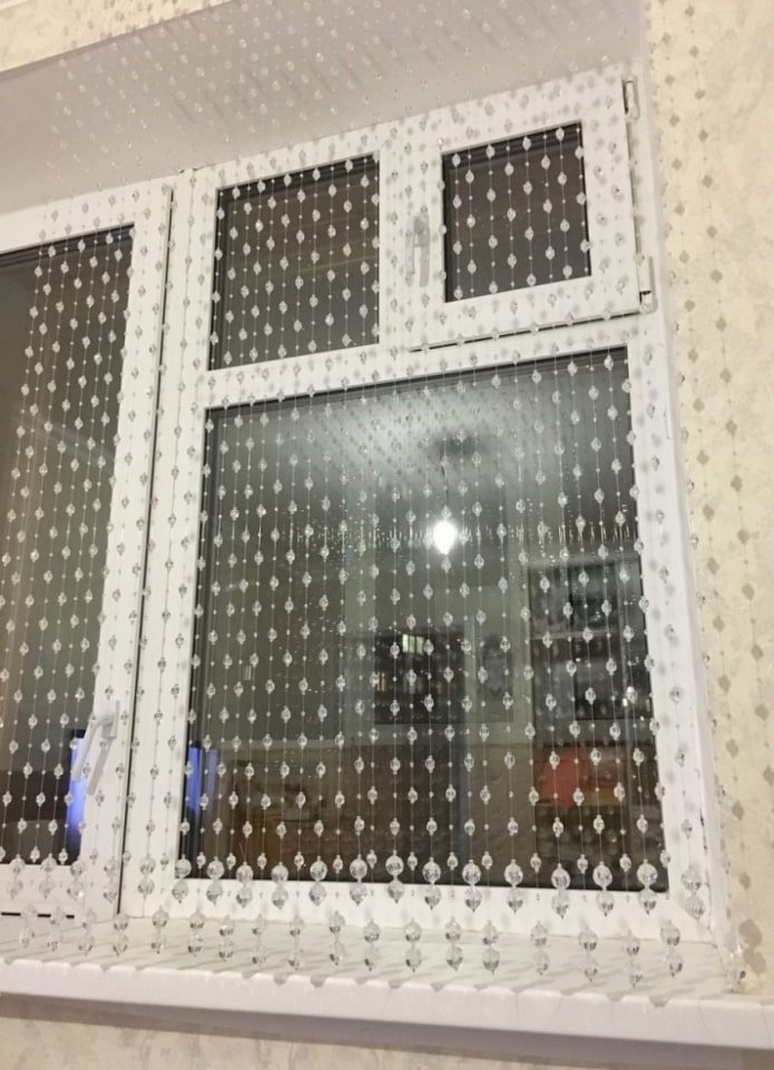 Design von Fadenvorhängen im Kücheninterieur