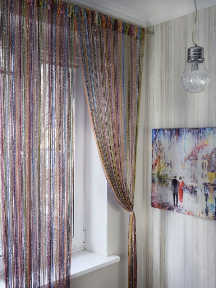 Design von Fadenvorhängen im Kücheninterieur