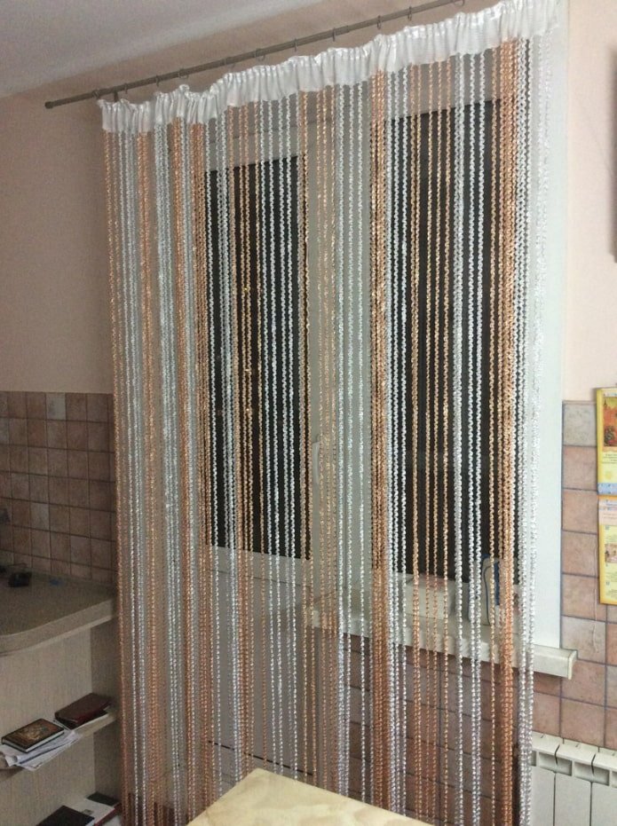 Design von Fadenvorhängen im Kücheninterieur