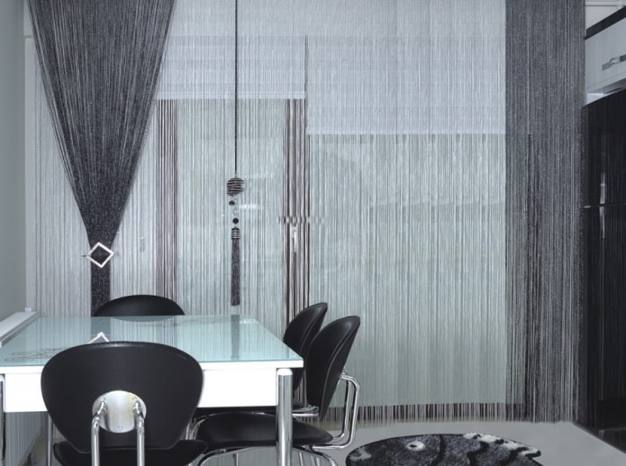 Fadenvorhänge im Kücheninterieur