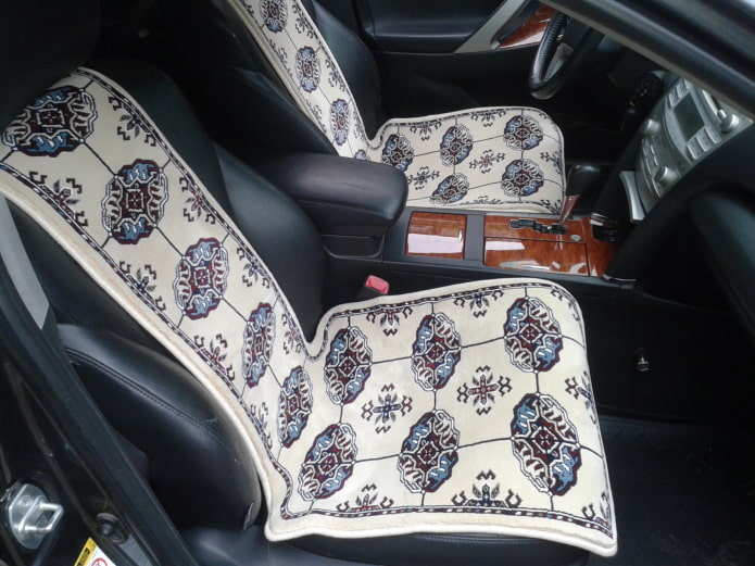 Teppich-Sitzbezüge im Auto