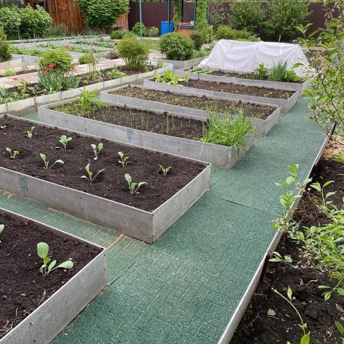 Wege aus einem alten Teppich im Gemüsegarten