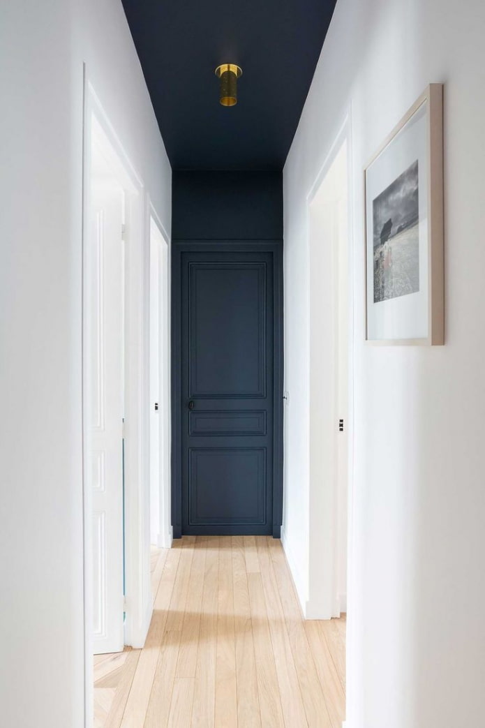 Tür in der Farbe der Wand und Decke