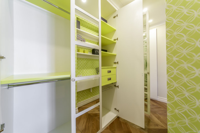 Ankleidezimmer mit grüner Tapete