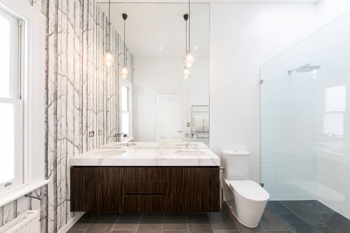 helle Tapete im Badezimmer