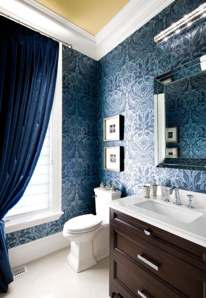 Blaue Tapete im Badezimmer