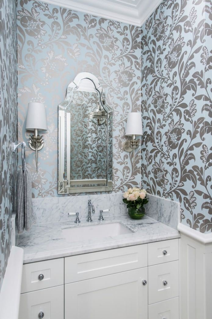 blaue Tapete mit Muster im Badezimmer