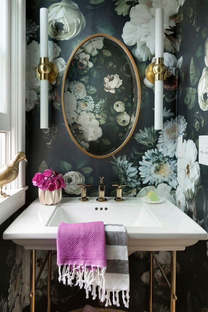 Tapete mit Blumen im Badezimmer