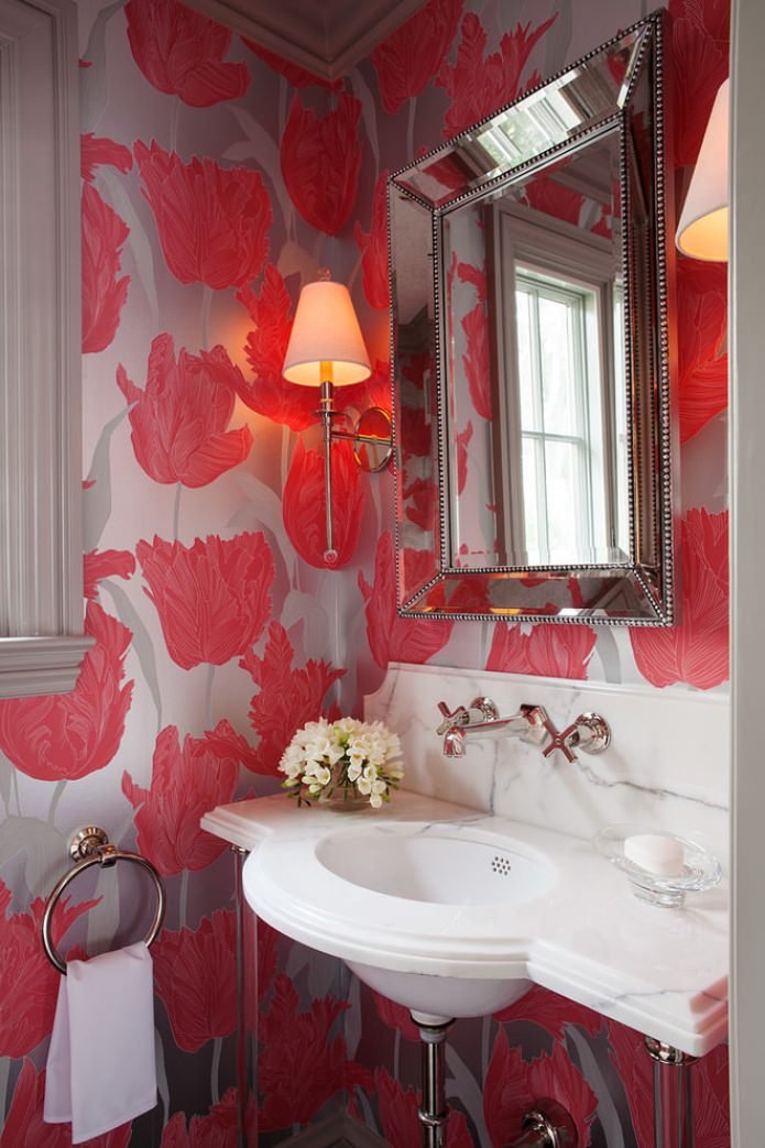 Abwaschbare Tapete mit Blumen im Badezimmer