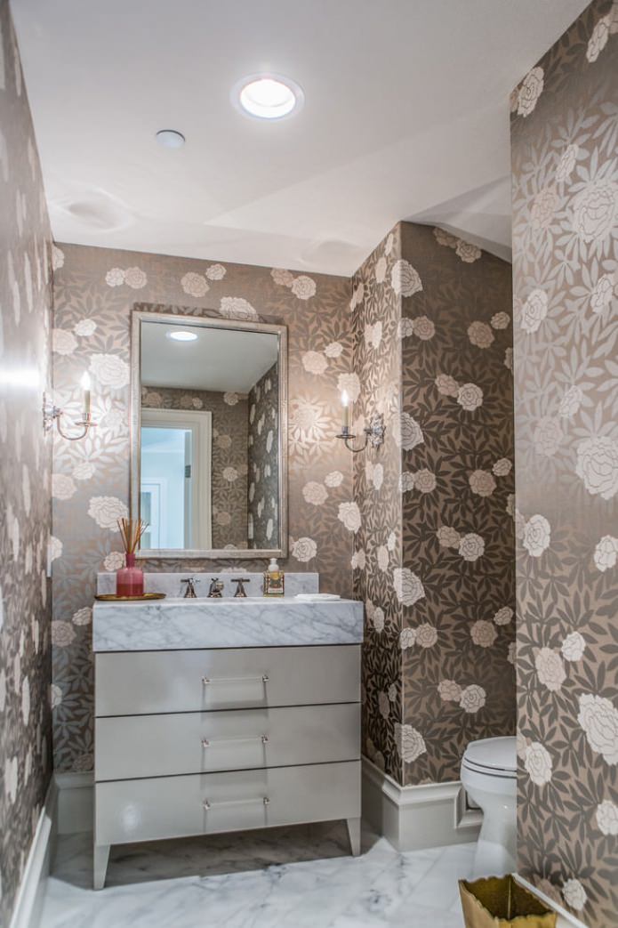 Tapete mit Blumen im Badezimmer