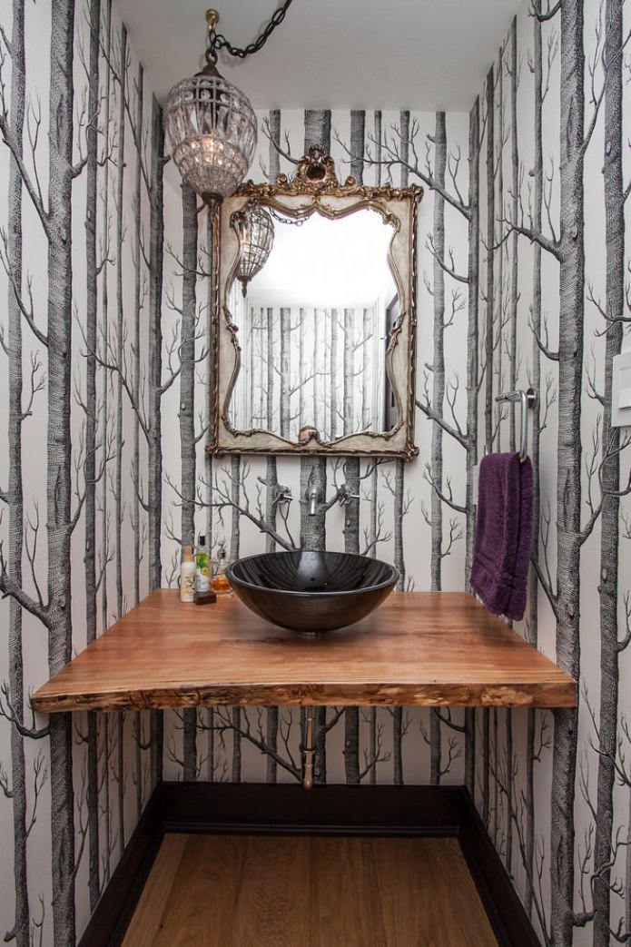Tapete mit Baumbildern im Badezimmer