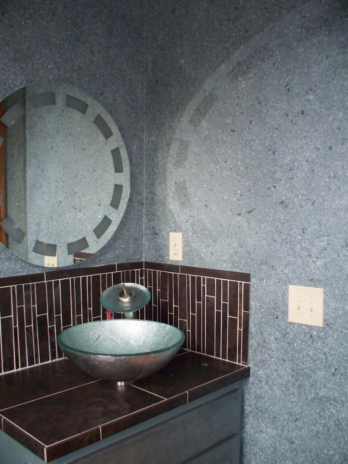 Graue Flüssigtapete im Badezimmer