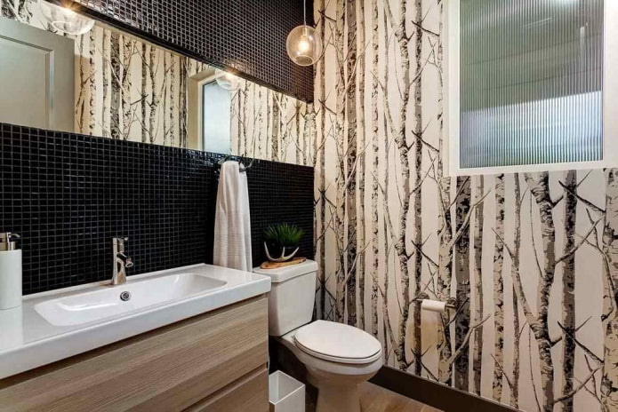 Fototapete, die Baumstämme imitiert, im Badezimmer