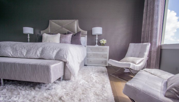 lila Wände im Schlafzimmer