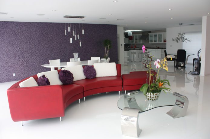 Wohnzimmerdesign mit einem roten Sofa