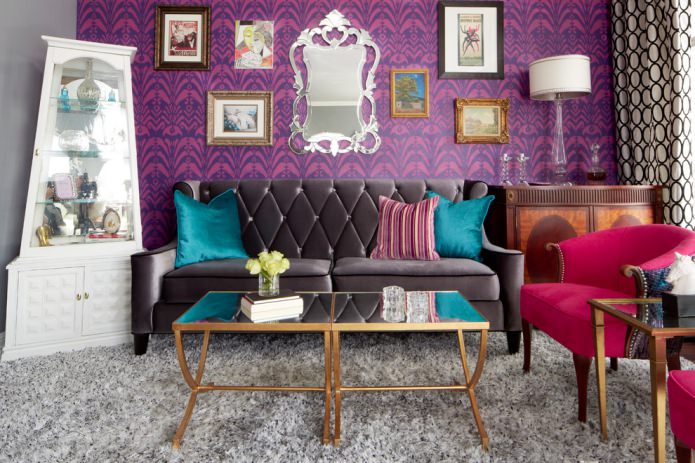 rosa-violette Tapete im Wohnzimmer