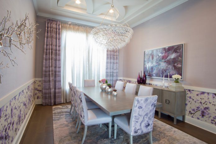 lila Vorhänge im Esszimmer