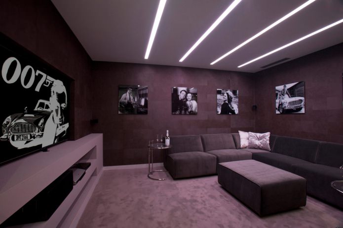 Wohnzimmer in dunklen Lilatönen