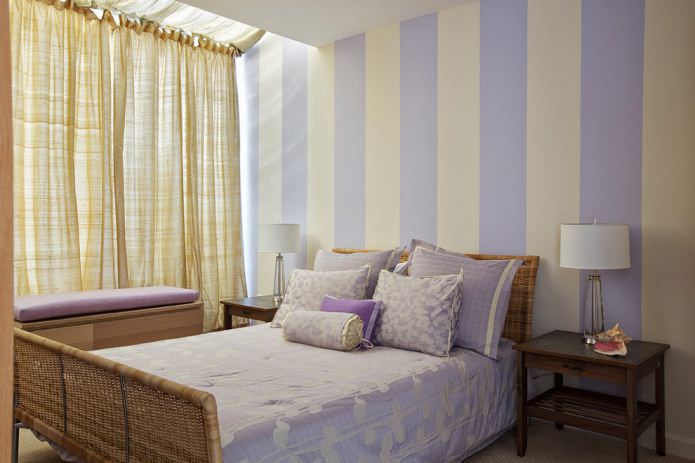 Beige- und Lila-Schlafzimmer