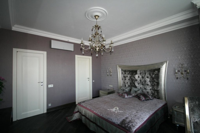 die Wände im Schlafzimmer sind in einem Farbschema gehalten