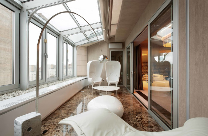 beige Wände auf einer großen Terrasse