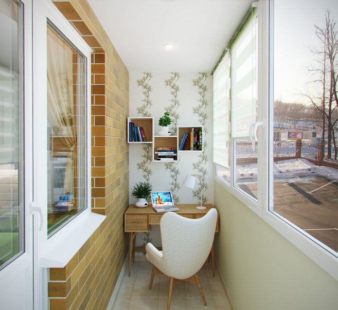 Balkon mit Wanddekoration aus Tapete und Ziegeln