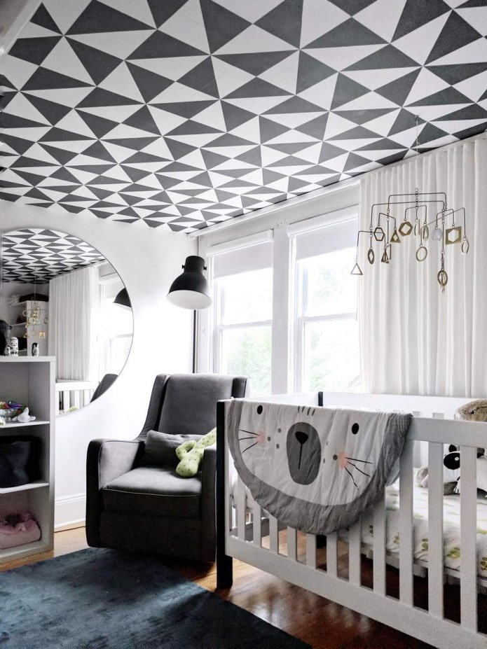 Tapete mit geometrischen Figuren an der Decke