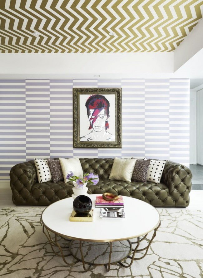 Tapete mit geometrischen Figuren an der Decke