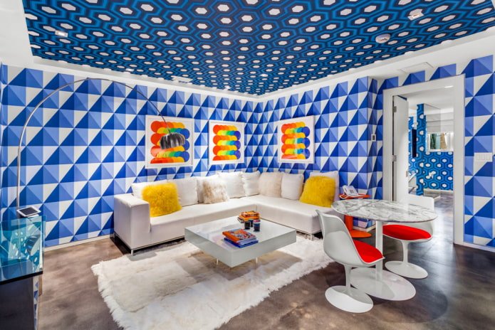 Tapete mit geometrischen Figuren an der Decke