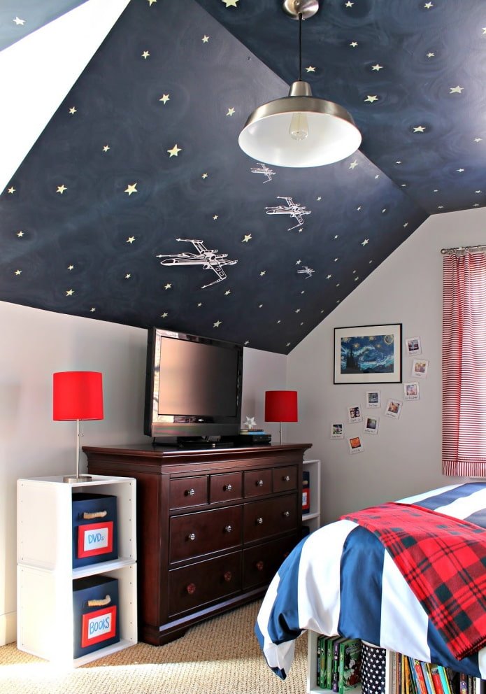 Blaue Tapete an der Decke im Kinderzimmer