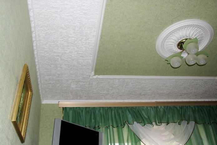 Mit Deckenplatten tapezieren