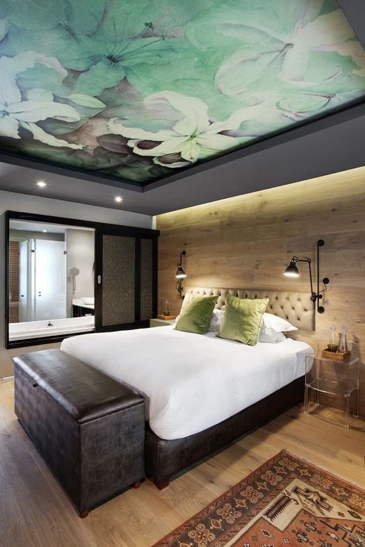 Tapete mit Blumenmuster an der Decke