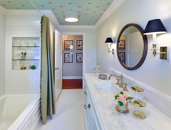 Deckentapete im Badezimmer