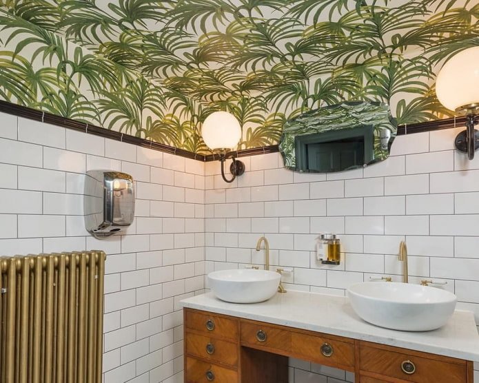 Deckentapete im Badezimmer