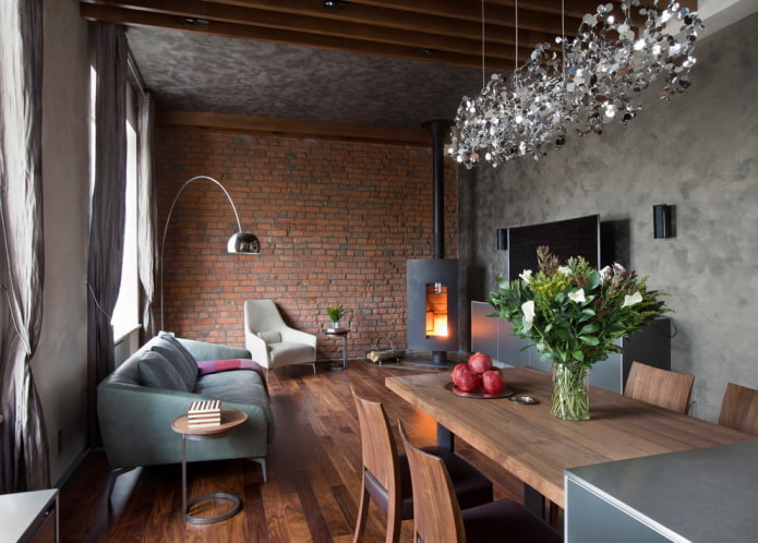 Loft im Wohnzimmer mit Kamin